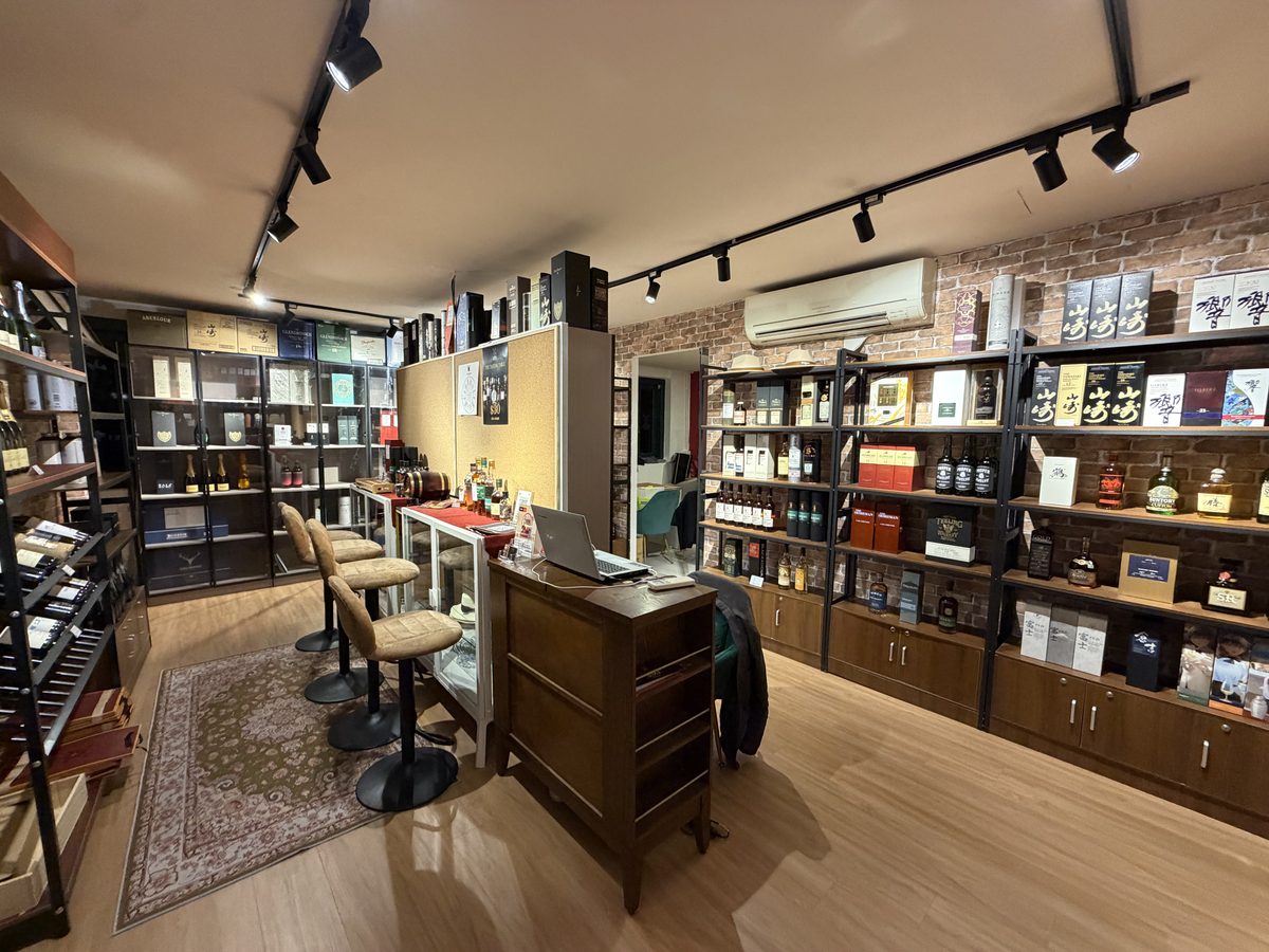 Level 2: Retail & Storage Room