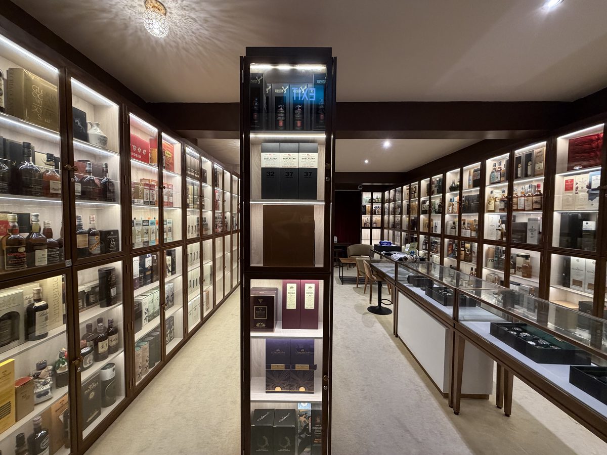 Level 2: Retail & Storage Room